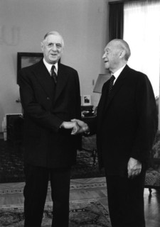 De Gaulle : « Qui a jamais cru que le général de Gaulle, étant appelé à la barre, devrait se contenter d'inaugurer les chrysanthèmes ? »